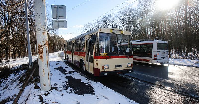 70. výročí zahájení provozu trolejbusů v Pardubicích. Na lince číslo 3 na trase z Hlavního nádraží do Lázní Bohdaneč byl na speciální lince nasazen historický trolejbus Škoda 14Tr.