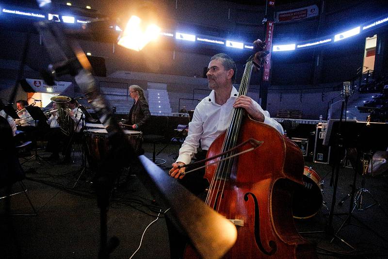 9. ročník projektu Hrajeme spolu za Pardubice zahájil koncert Komorní filharmonie Pardubice s kapelou Sto zvířat, na nějž plynule navázalo atraktivní derby mezi Beksou a Královskými sokoly.