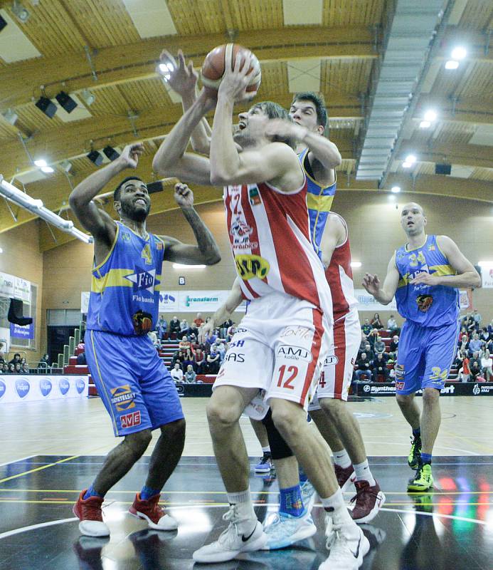 Basketbalové utkání Kooperativy NBL mezi BK JIP Pardubice (v bíločerném) a Basket Fio banka Jindřichův Hradec (v modrém) v pardubické hale na Dašické.