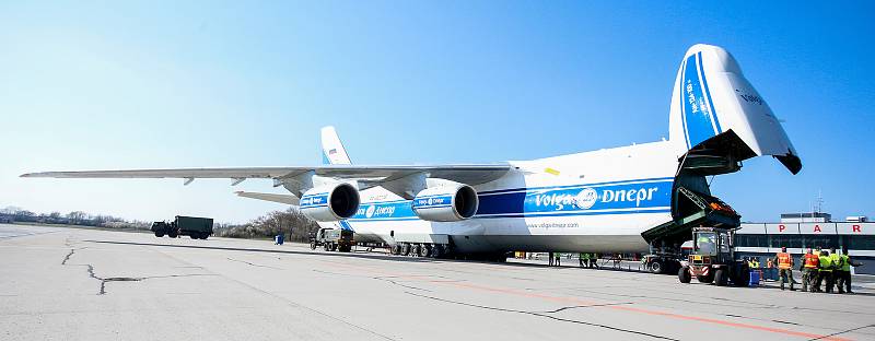 Na pardubickém letišti 1.4. přistál čtvrtý nákladní speciál Antonov An-124-100M Ruslan s dalším nákladem  zdravotnického materiálu a ochranných prostředků.