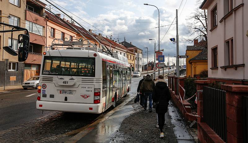 U zastávek Štrossova a Nemocnice se objevila nová návěstidla. Slouží k řízení provozu MHD na nadjezdu. Kvůli stavu nadjezdu je omezena nosnost na 3,5 tuny mimo MHD a povolen vjezd pouze jednoho vozidla nad povolenou hmotnost.