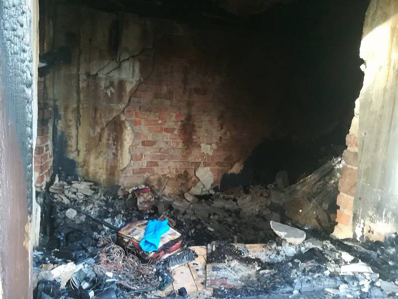 V troskách domu našli hasiči dvě ohořelá těla