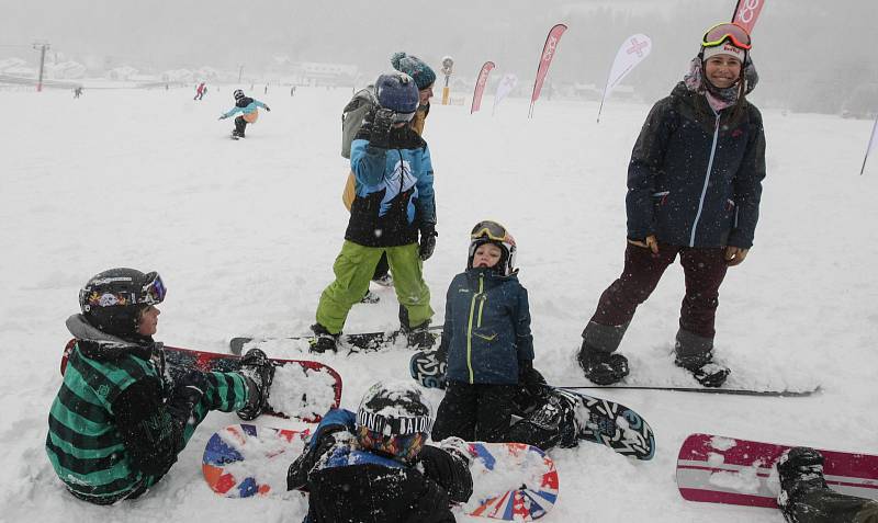 Olympijská vítězka ve snowboard crossu Eva Samková učí děti základům správné techniky jízdy na snowboardu v kempu ve Ski areálu U Slona na Dolní Moravě.