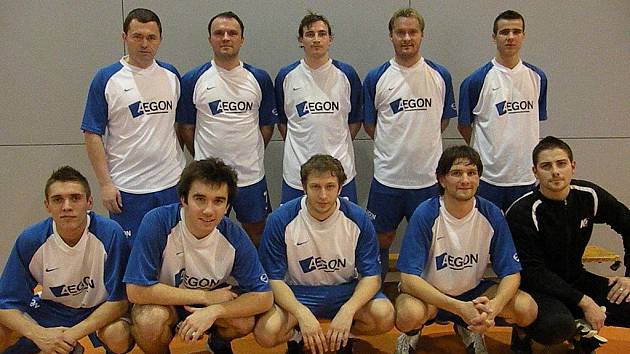 FC Aegon – nahoře zleva: Miroslav Semerád, Luděk Hanč, Michael Samčenko, Petr Münzzberger, Radek Dolejský, Jakub Vágner. Dole zleva: Jan Lištván, Jan Jeřábek, Zdeněk Žurek, Radek Horyna, Vlastimil Mičjan. 