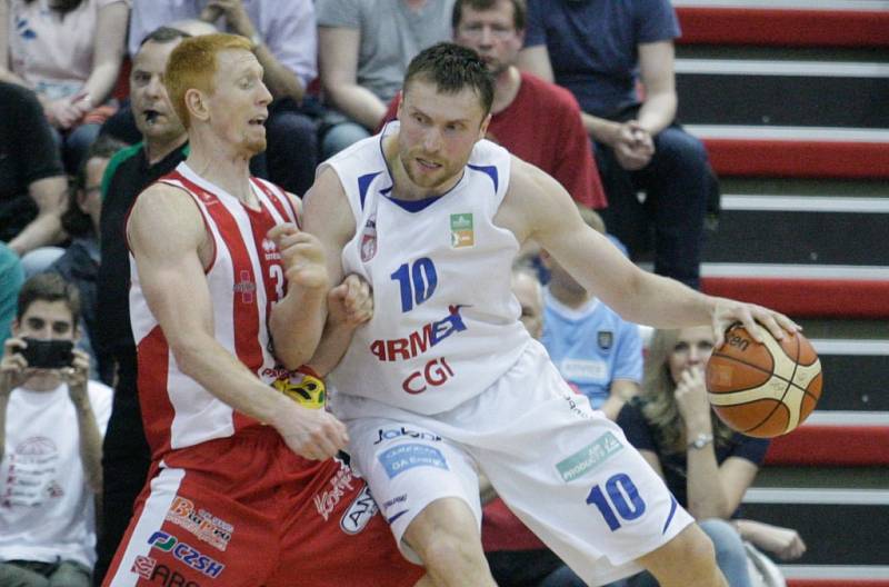 2. semifinále basketbalové Kooperativa NBL mezi BK JIP Pardubice (v bíločerném) a BK Armax Děčín (v černém).