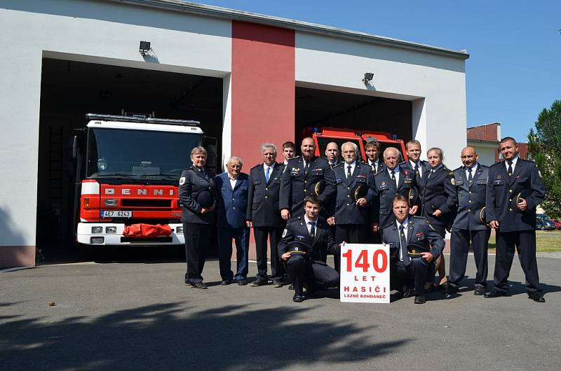 Dobrovolní hasiči z Lázní Bohdaneč slavili 140 let výročí. Požehnání do služby dostala dvě nová zásahová vozidla. 