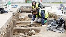 Při stavbě kanalizace v Kuněticích odhalili deset hrobů 