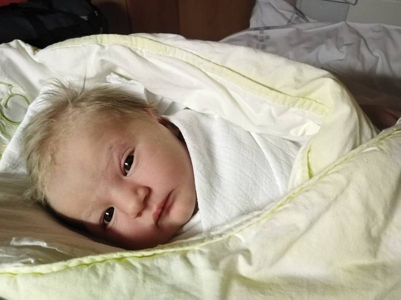 Kristýna Bonušová se narodila 18. 1. 2022 ve 12.45 hodin. Šťastnými rodiči jsou Michal Bonuš a Denisa Příhodová ze Slatiňan. Foto: rodina