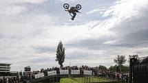 Freestyle motokrosař Filip Podmol přeskakoval slavnou překážku na dostihovém závodišti v Pardubicích. V rámci akce Barth Day předvedl divákům řadu svých triků.