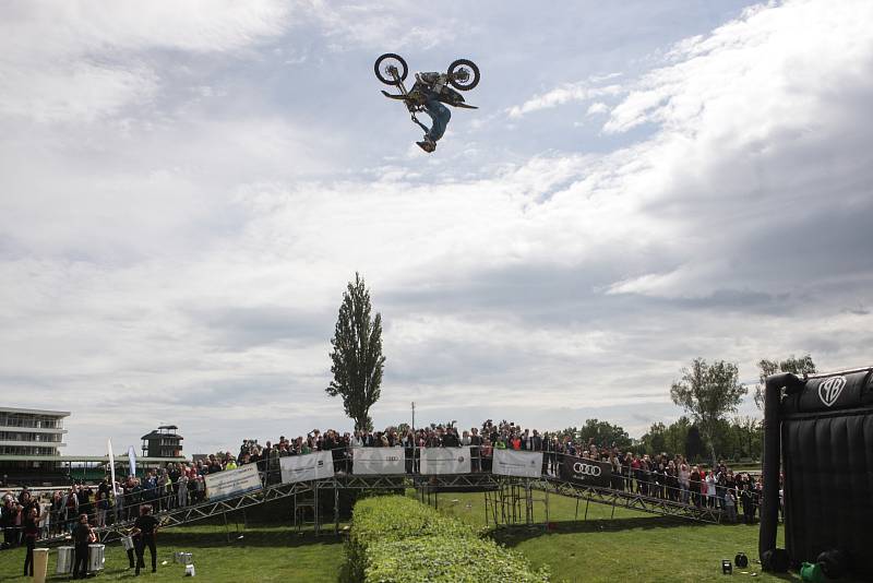 Freestyle motokrosař Filip Podmol přeskakoval slavnou překážku na dostihovém závodišti v Pardubicích. V rámci akce Barth Day předvedl divákům řadu svých triků.