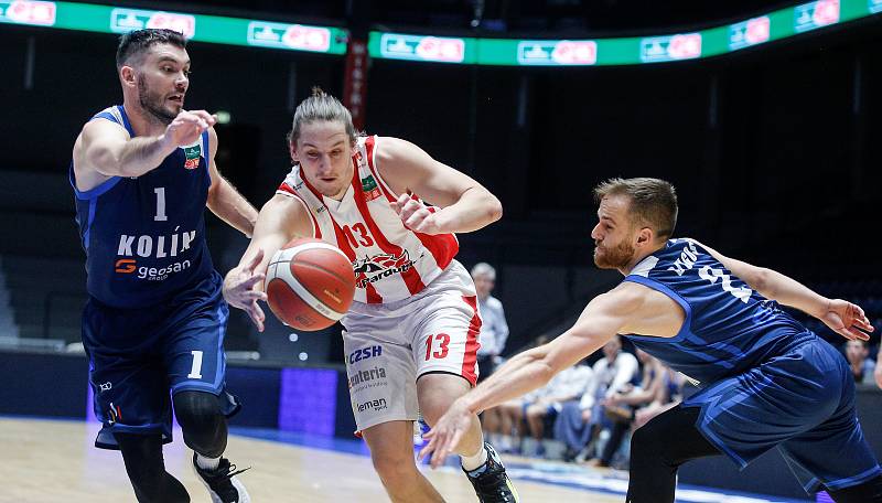 Basketbalové utkání Kooperativy NBL v rámci projektu osmého ročníku Hrajeme spolu za Pardubice mezi BK JIP Pardubice (v červenobílém) a BC Geosan Kolín (v modrém) v pardubické enteria areně.