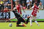 Duel FK Pardubice (v červenobílém) vers. MFK Chrudim  (v černém) na hřišti pod Vinicí v Pardubicích.