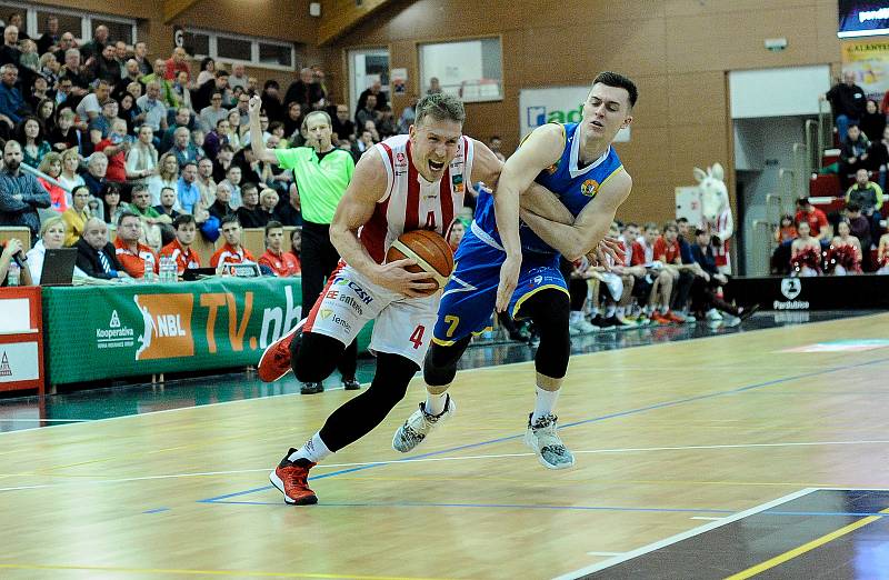 Basketbalové utkání Kooperativy NBL mezi BK JIP Pardubice (v červenobílém) a BK Opava (v modrém) v pardubické hale na Dašické.