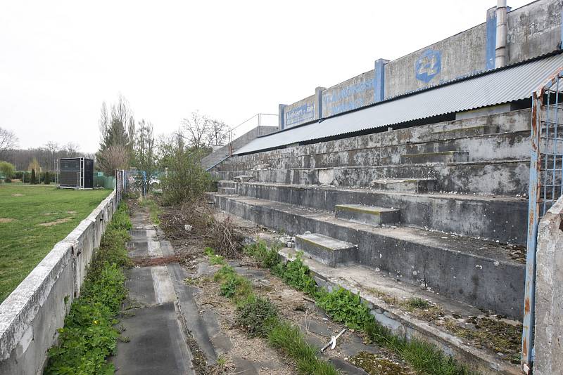 Letní stadion v centru Pardubic je v dezolátním stavu. Oprava může stát až přes půl miliardy korun.