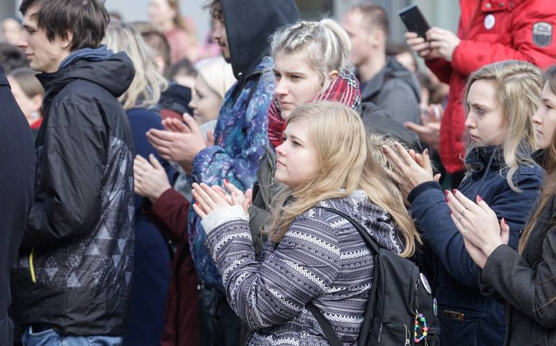 Studenti i divadelníci vyšli ven a stávkovali.