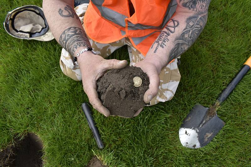 Letní stadion v Pardubicích ještě před zahájením rekonstrukce obsadili archeologové. Nalezené předměty vyprávějí příběhy spojené s koncem druhé světové války v Pardubicích.