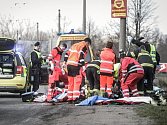Vážná dopravní nehoda v Pardubicích za odbočkou na Doubravice. Kamion srazil muže a způsobil mu těžká zranění.