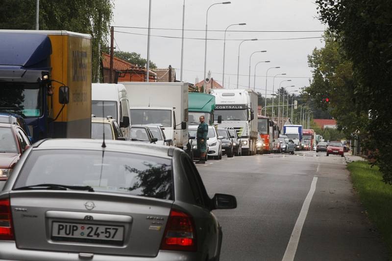 Částečná uzavírka mezi Svítkovem a Starými Čívicemi způsobila kilometrové kolony