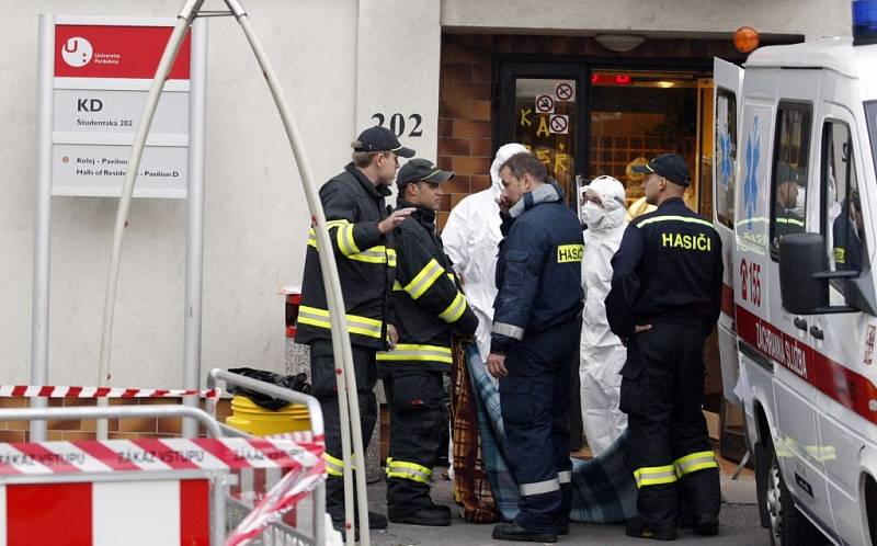 Podezření na velmi závažnou infekční chorobu u studenta z Tanzanie svolalo do studentských kolejí pardubické univerzity záchranáře, hasiče a hygieniky. Nákaza virem Ebola se u studenta, který se vrátil z Afriky, naštěstí nepotvrdila.