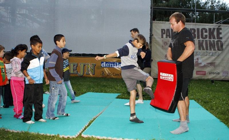 Odpoledne plné sportu a zábavy připravilo na čtvrtek Pardubické letní kino a Macak´s gym Pardubice v Tyršových sadech.