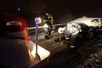 Bohdanečtí hasiči a strážníci odstraňují následky dopravní nehody na silnici do Živanic.