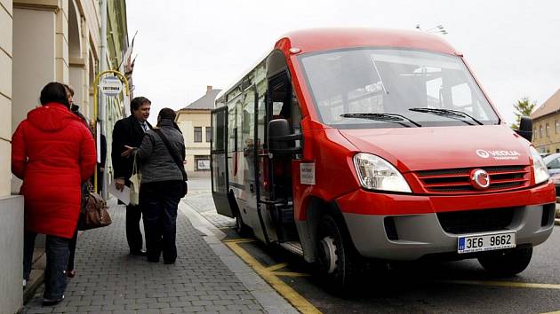Minibusová linka zahájila provoz v Přelouči