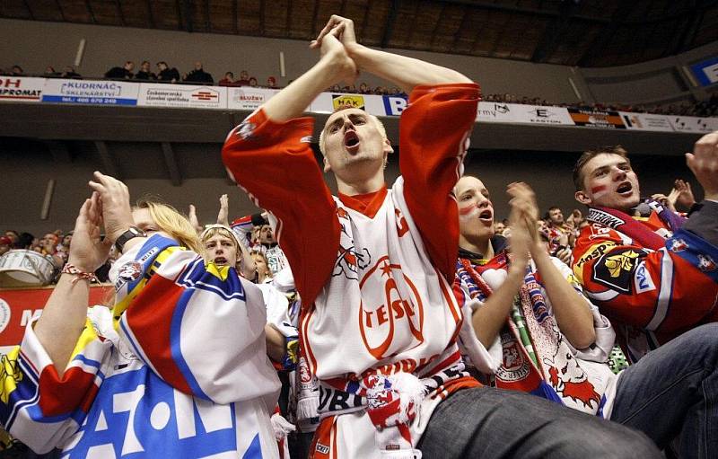 Fanoušci pardubických hokejistů při posledním čtvrtfinálovém zápase se Zlínem. Radost byla velká