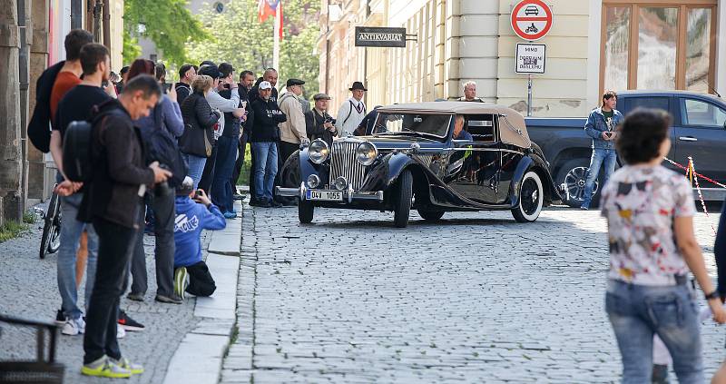 Sraz veteránů na pardubickém Pernštýnském náměstí.