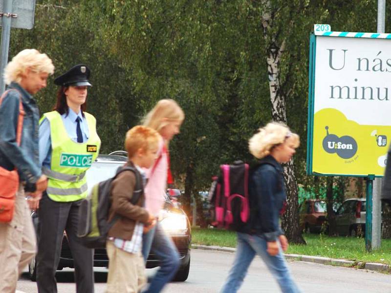 Policisté hlídali přechody a rozdávali reflexní samolepky.