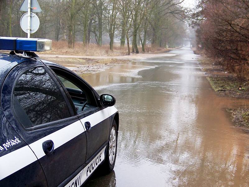 Zaplavená silnice mezi Opatovicemi nad Labem a Vysokou nad Labem.