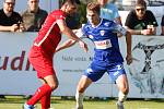 Utkání Fotbalové národní ligy mezi MFK Chrudim (v červeném) a FK Pardubice (v modrém) na fotbalovém stadionu v Chrudimi.