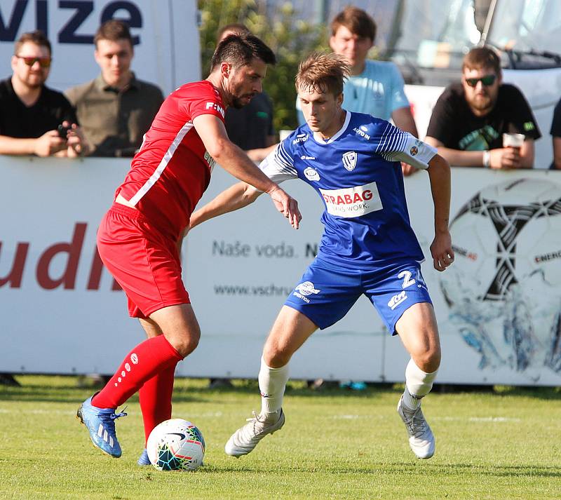 Utkání Fotbalové národní ligy mezi MFK Chrudim (v červeném) a FK Pardubice (v modrém) na fotbalovém stadionu v Chrudimi.