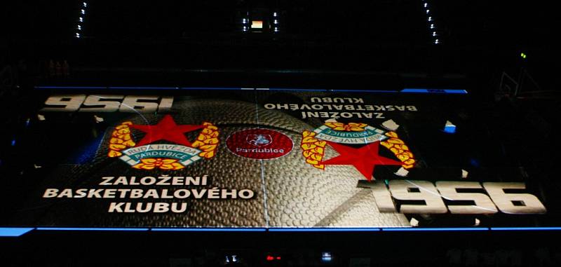 Utkání BK JIP Pardubice s USK Praha odstartoval i videomapping.