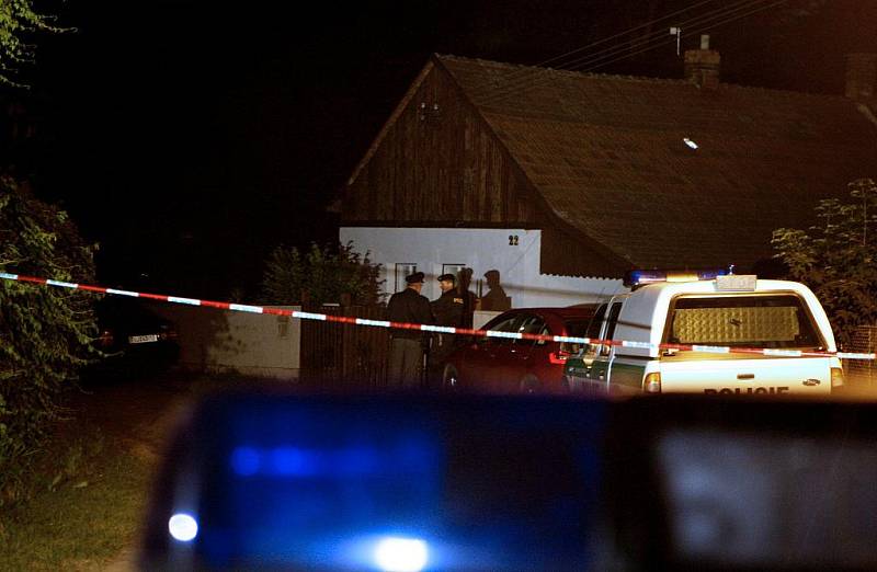 V Černé u Bohdanče objevili policisté dvě mrtvá těla. 