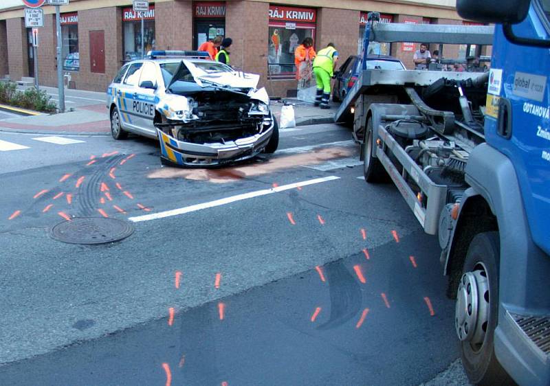 Policejní automobil v Pardubicích havaroval cestou k případu. I přesto zloděj neunikl. Zadržela jej další hlídka.