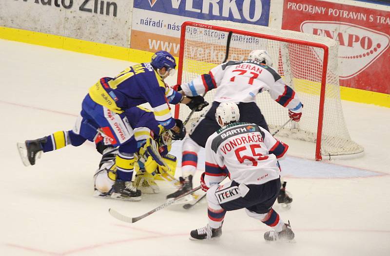 Zlínští hokejisté (v modrém) v rámci 2. kola extraligy v neděli dopoledne vyzvali Pardubice.