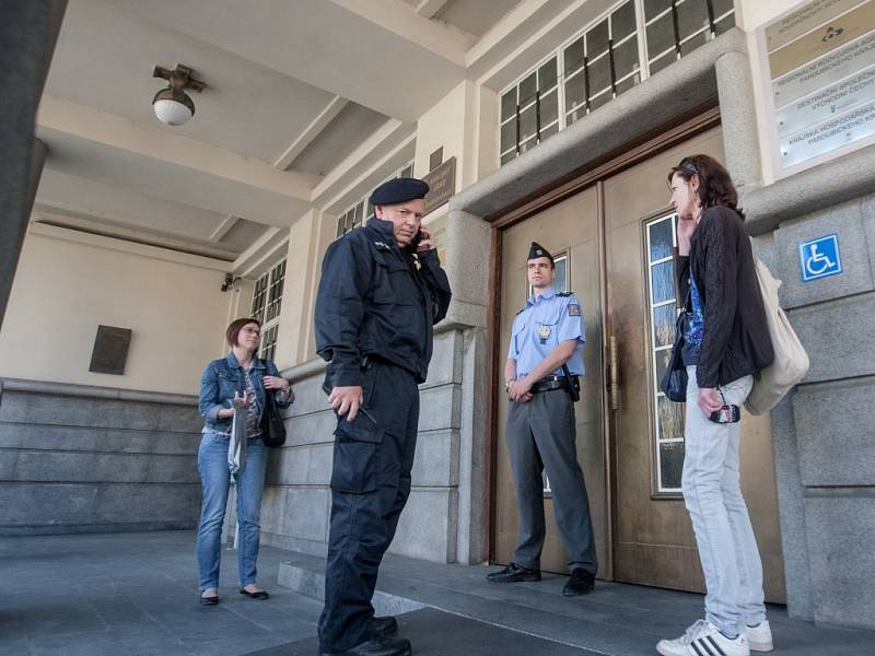 Policie v Pardubících vyklízí magistrát města. Anonym zde ohlásil bombu.