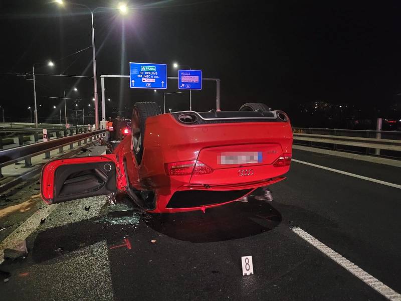 K havárii vozidla Audi došlo zhruba o půl desáté večer na silnici I/37, směr z Parama na Hradec Králové, za sjezdem pro autobusy na kruhový objezd k Lidlu.