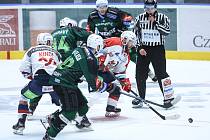 Hokejové utkání Tipsport extraligy v ledním hokeji mezi HC Dynamo Pardubice (v bílém) a HC Energie Karlovy Vary (v černozeleném) v pardudubické Enteria areně.