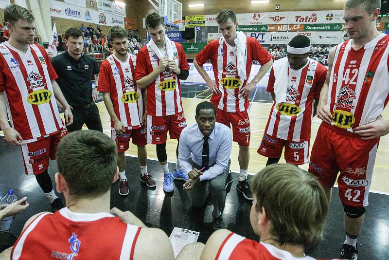 Basketbalové utkání play-off Kooperativy NBL mezi BK JIP Pardubice (v červenobílém) a 	BK Olomoucko (v modrém) v pardubické hale na Dašické