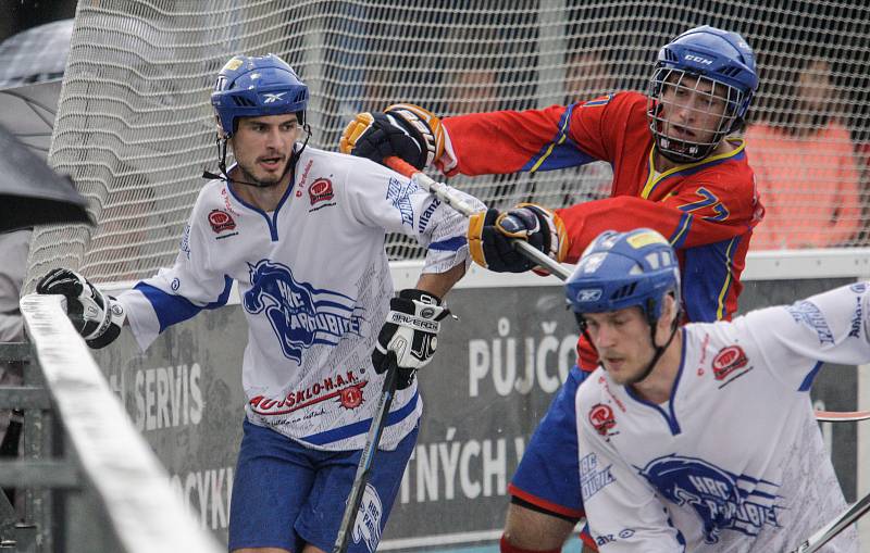 Čtvrté finále hokejbalové play-off CROSSDOCK extraligy mezi HBC Autosklo-H.A.K. Pardubice (v bílomodrém) a  HC Kert Park Praha(v červeném) na hřišri v Polabinách.