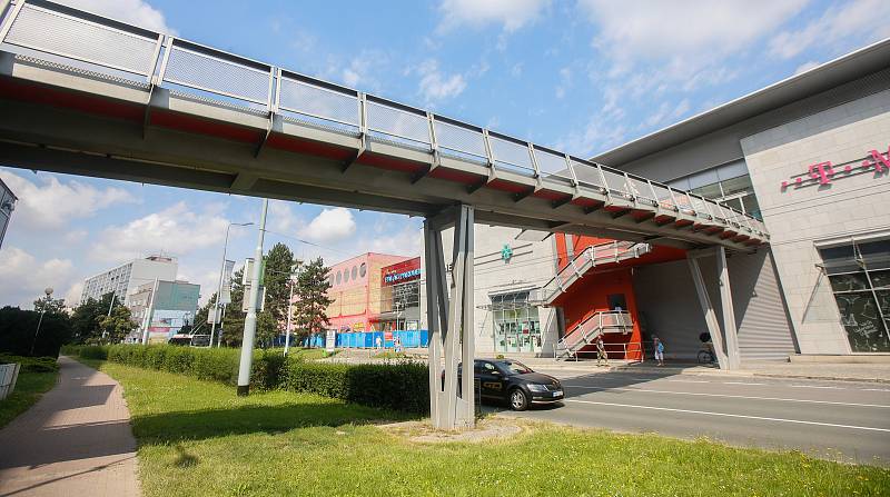 Lávka na Palackého třídě spojující obchodní centrum s protějším chodníkem by mohla v budoucnu zmizet. Architektům se v prostoru nelíbí.