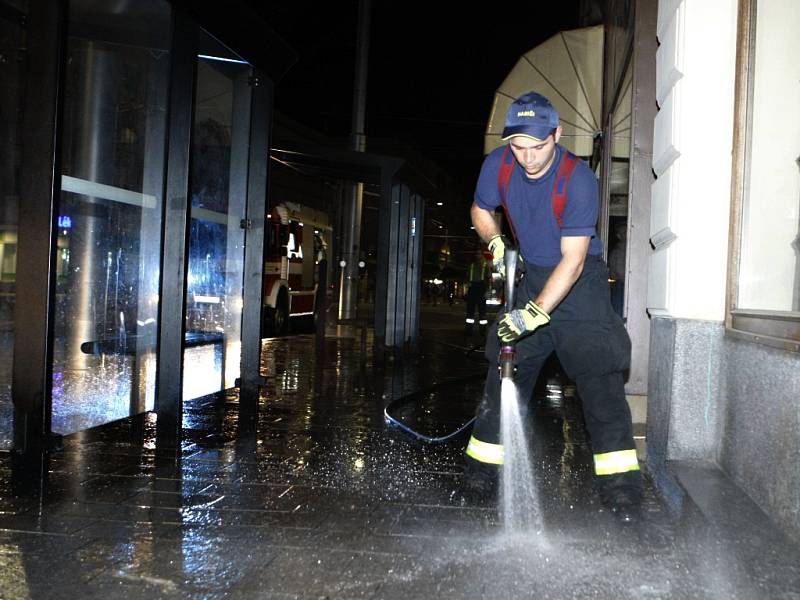 Stopy krve museli kvůli zdravotním rizikům z dlažby na třídě Míru umývat hasiči a Služby města Pardubic.