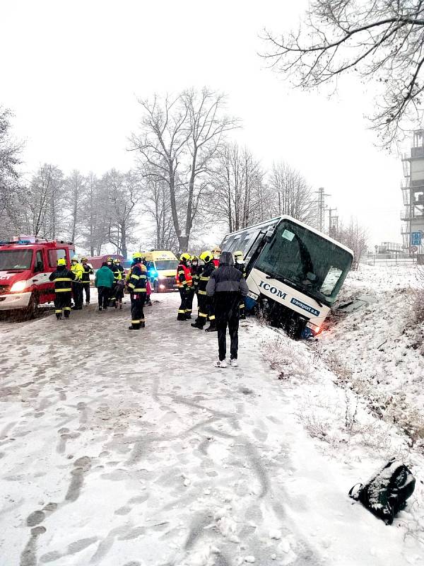 Sněžení zaskočilo řidiče na Svitavsku a Orlickoústecku. Tam koncem listopadu v kopcích uvízly kamiony a policisté řešily několik dopravních nehod, včetně nehody autobusu. Jedna z kolizí skončila tragicky