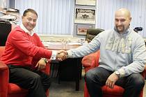 Při rozhovoru dvou mocných mužů českého hokeje vládla přátelská atmosféra. Zbyněk Kusý (vlevo) si s Liborem Zábranským po krku rozhodně nejdou.