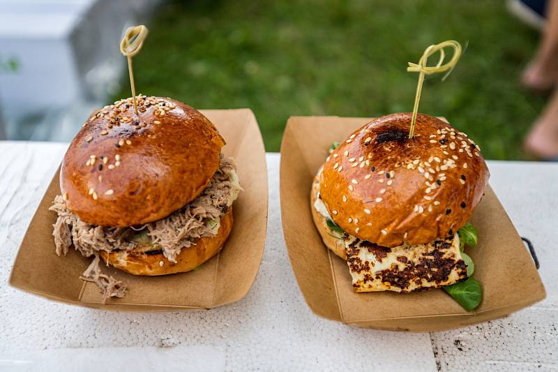 Občerstvení v široké škále chutí budou nabízet stánky a food trucky před Palácem Pardubice.