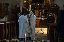 Dveře kostela svatého Martina v Holicích se v sobotu otevřely před sedmou hodinou večerní.