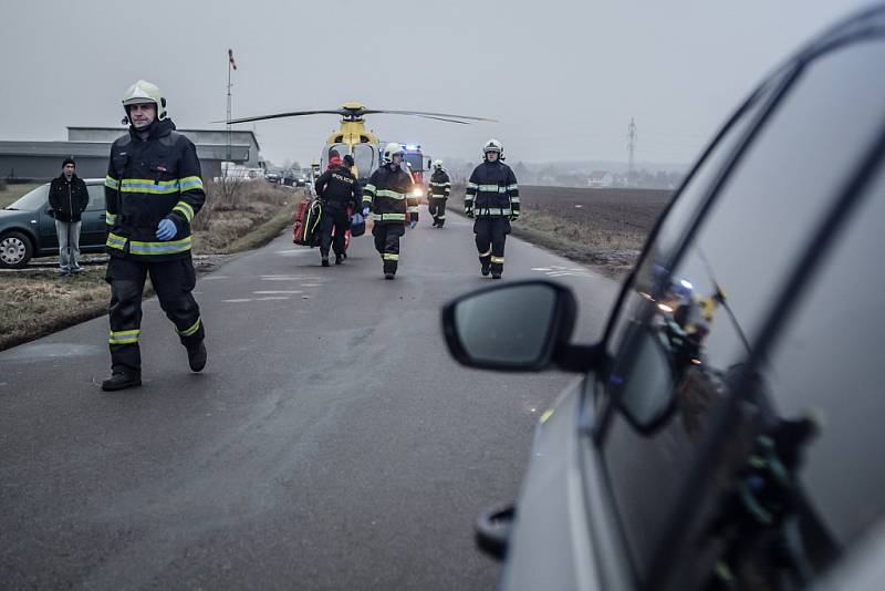 Osobní vůz narazil do betonového mostku mezi obcemi Ráby a Kunětice. Zranění utrpěli 4 lidé.