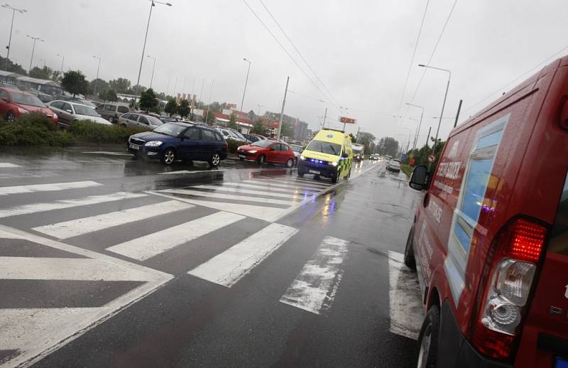 Pondělní ráno v Pardubicích. Jediný fungující most pro auta v Pardubicích brzdí i práci záchranných složek.