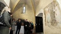 Biskup Dominik Duka si prohlédl historicky i umělecky cennou fresku v Přelouči. 